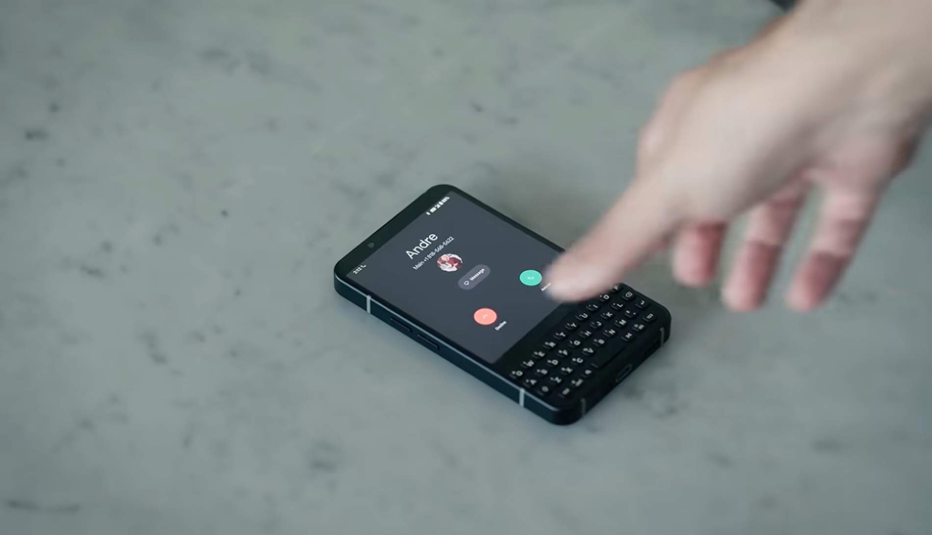 Este es el Minimal Phone 2, diseño cuidado, pantalla AMOLED y teclado QWERTY incorporado