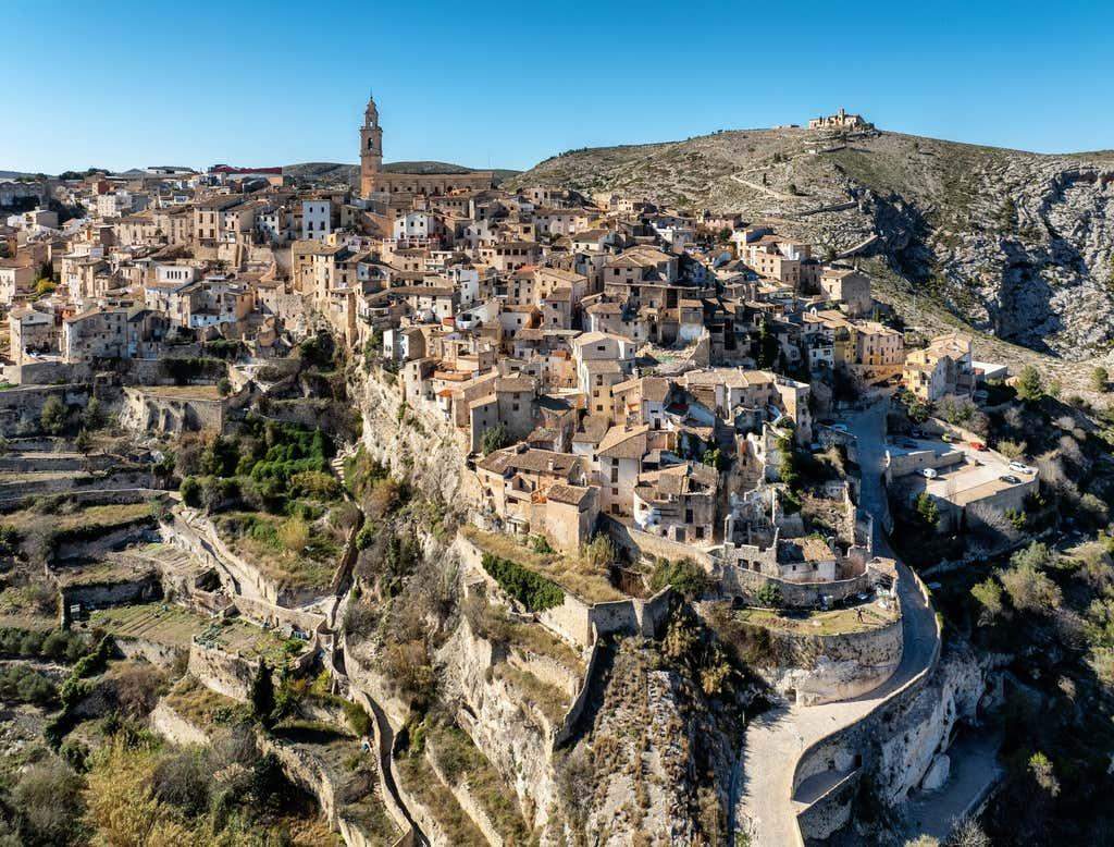 El poble del País Valencià excavat a la roca: un indret que sembla tret d'un conte