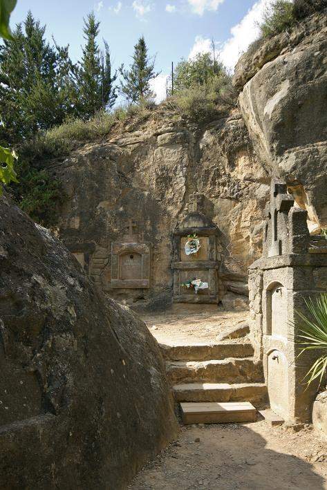 Así es el cementerio modernista en Catalunya excavado dentro de la roca: Patrimonio Arquitectónico Catalán