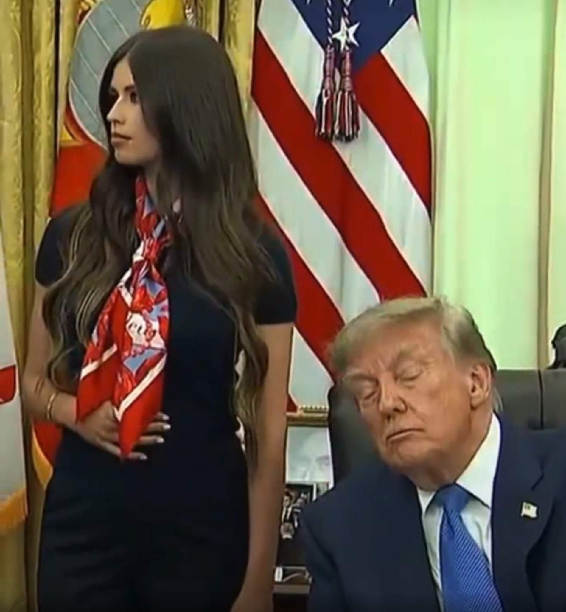 ‘Sleepy Donald': Trump torna a fer-se viral després d’aparèixer adormit al Despatx Oval en un acte oficial
