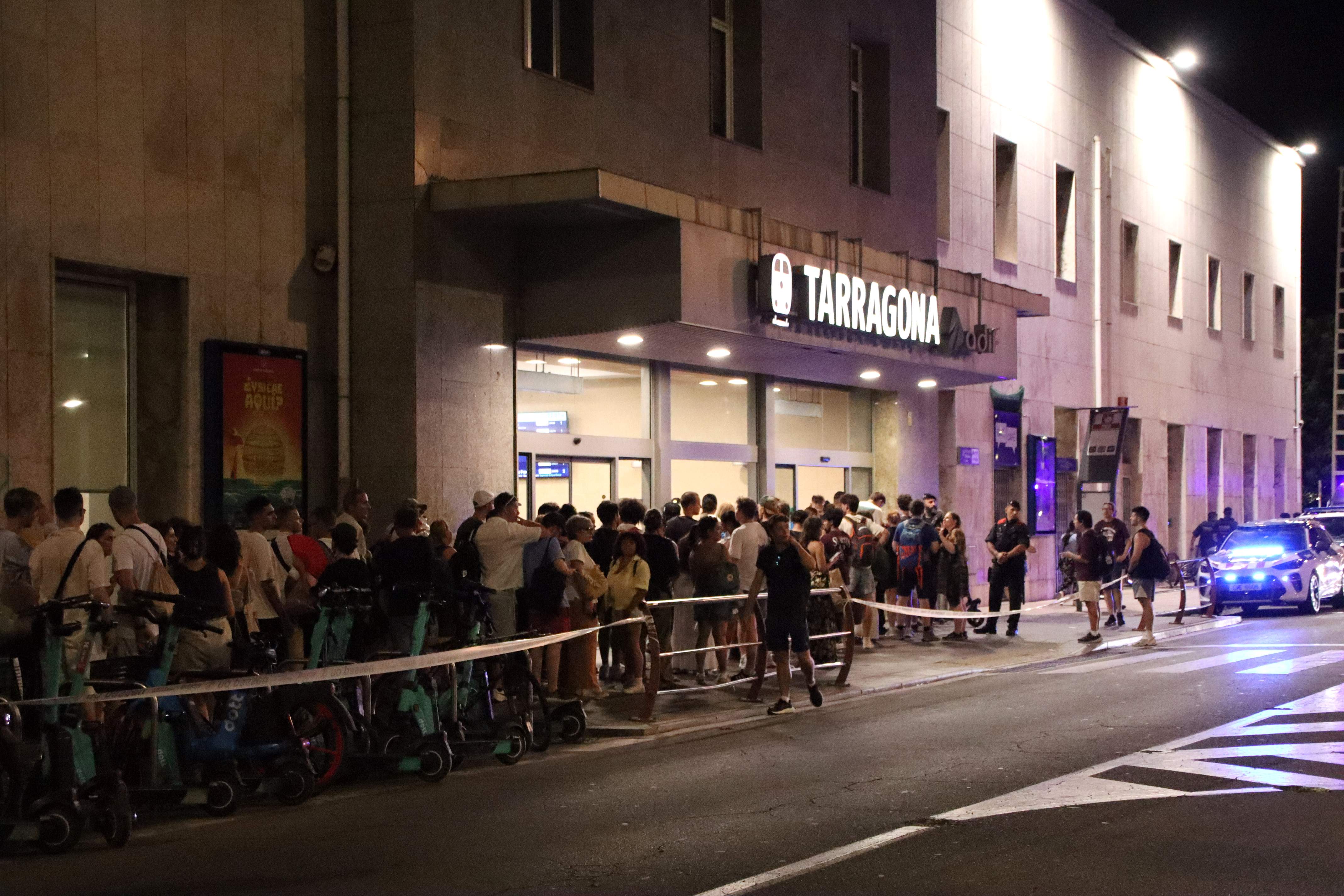 Caos absolut a l’estació de Rodalies a Tarragona després de l’eclipsi: por de no poder entrar a l'últim tren