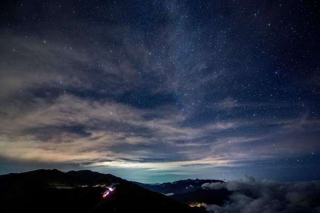 La radiación de estrellas masivas cercanas erosiona las nubes de gas y polvo de Carina, creando cavidades y estructuras alrededor de las zonas de formación estelar La radiación de estrellas masivas cercanas erosiona las nubes de gas y polvo de Carina, creando cavidades y estructuras alrededor de las zonas de formación estelar