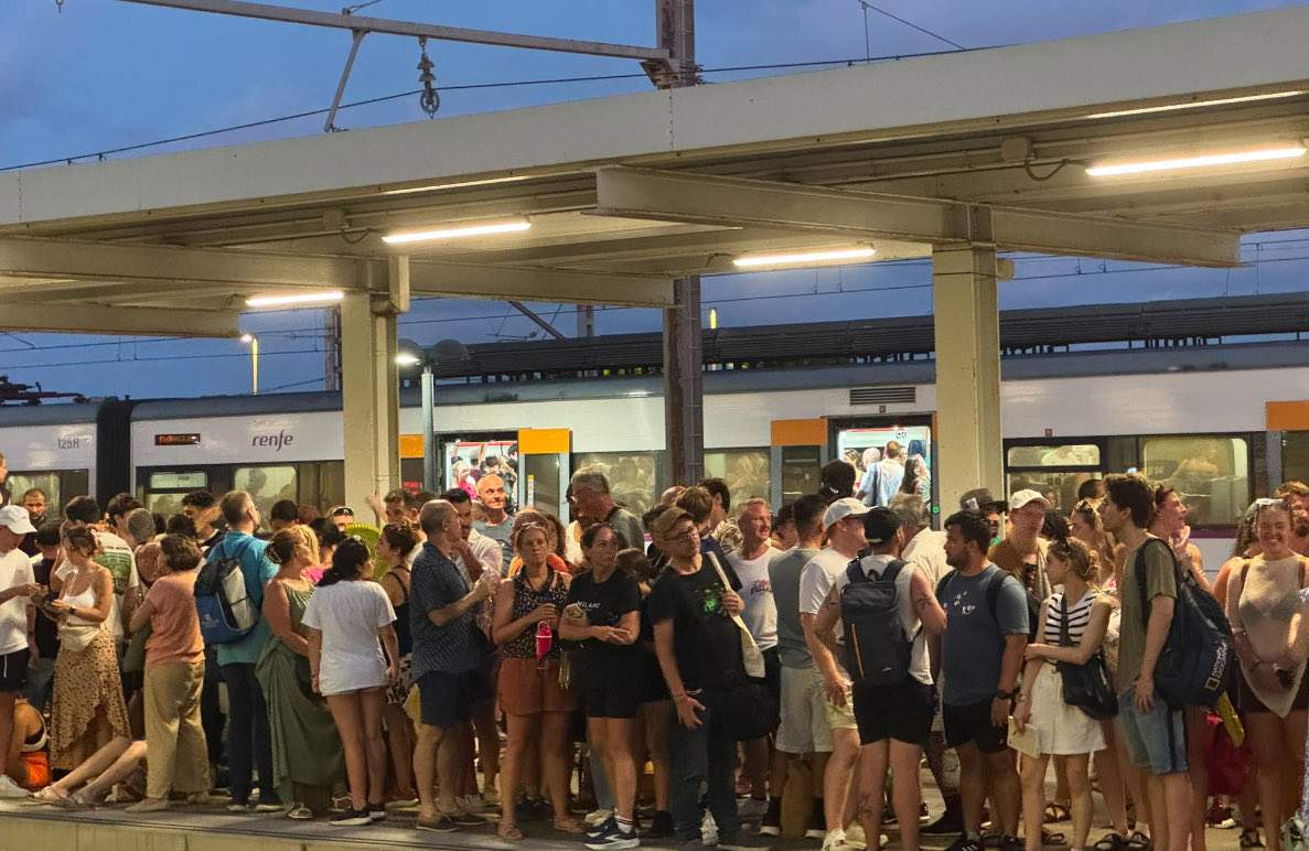 Renfe suprimeix un regional al Prat ple de gent i sense aire condicionat: "Ens estàvem asfixiant"