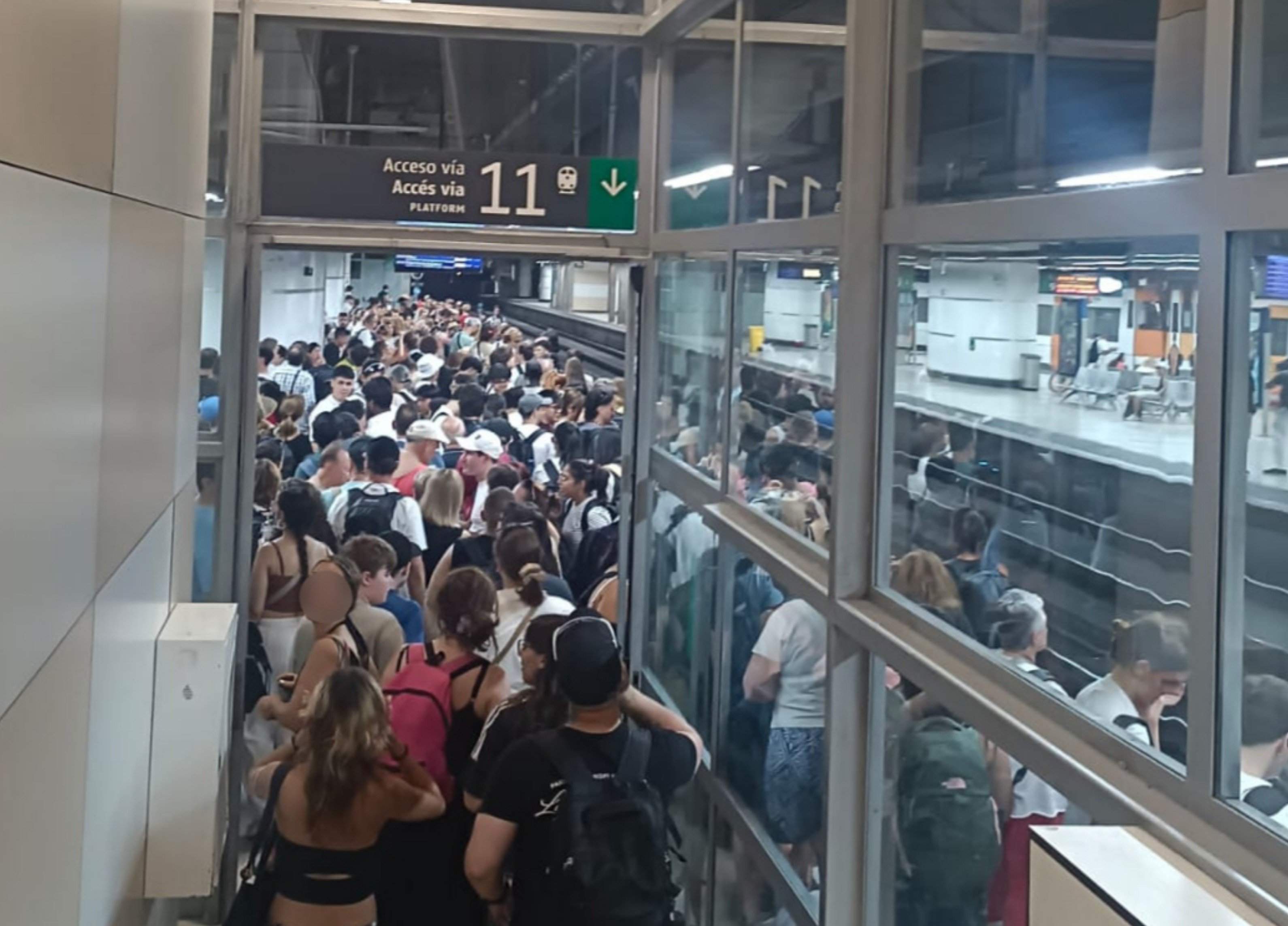 Els usuaris de Rodalies denuncien les aglomeracions durant l'eclipsi: "Era previsible. Calia reforçar-ho tot"