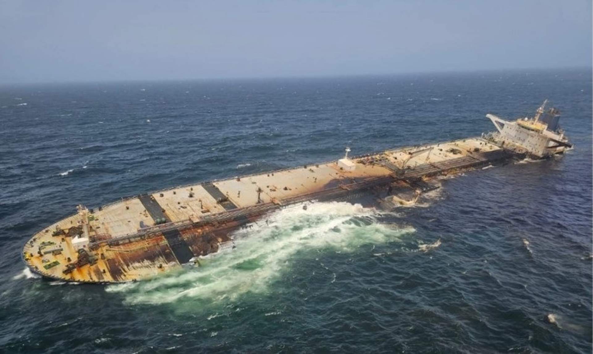 El 'Caroline Bezengi', encallat a les costes d’Oman / Europa Press