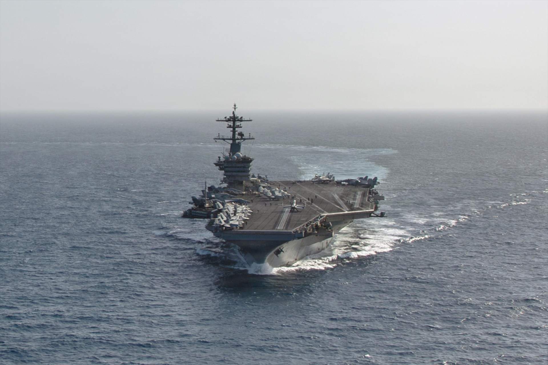¿Qué pasa en el portaaviones Abraham Lincoln? Nueve meses atrapados en el mar y 5.000 tripulantes al límite