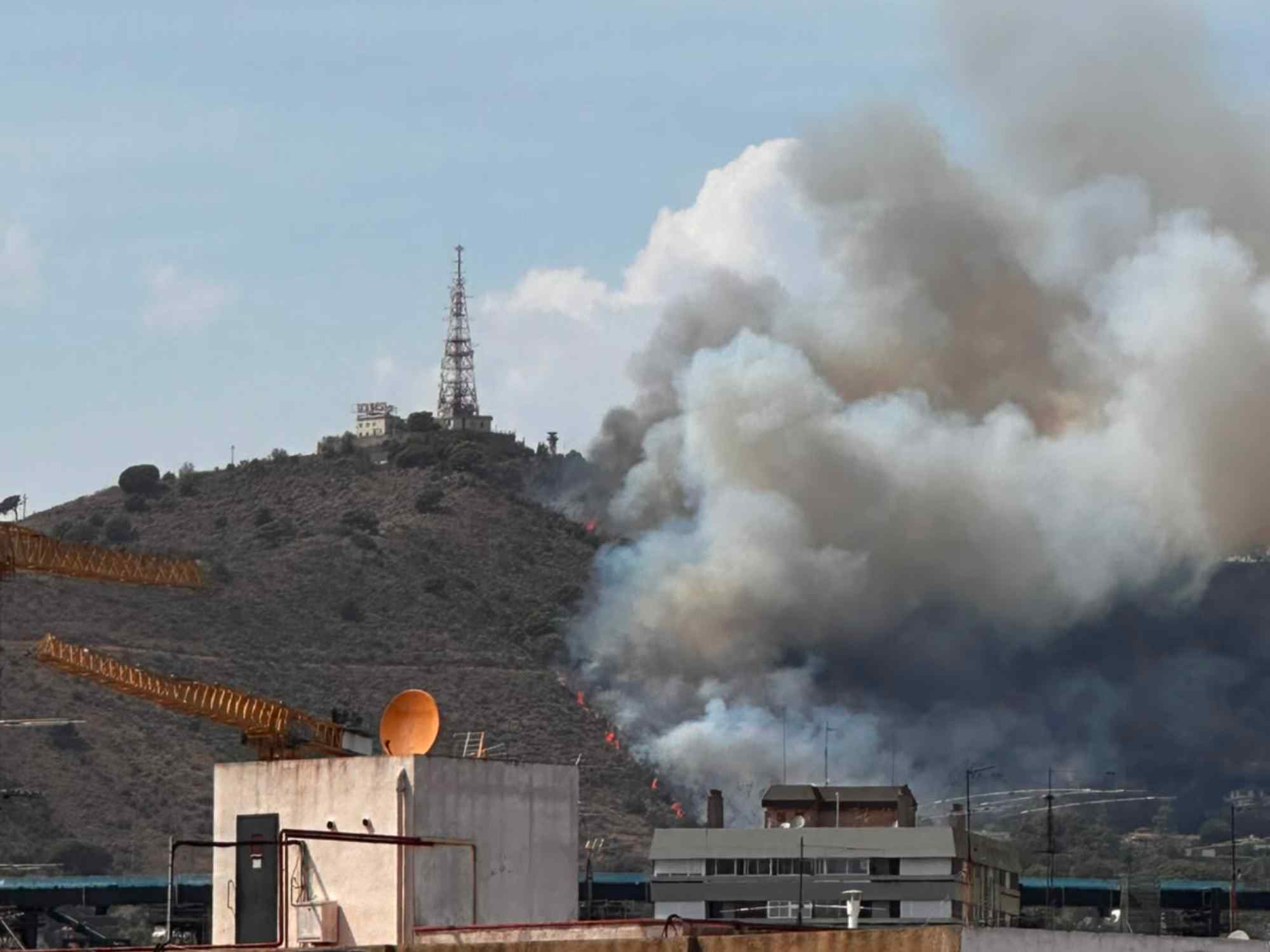 Incendio forestal en Collserola: un fuego junto a Pedralbes provoca humo visible desde toda Barcelona