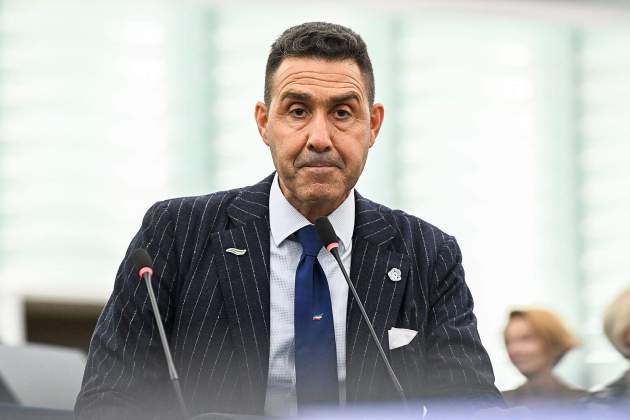 Roberto Vannacci amenaza a Meloni en las próximas elecciones parlamentarias / UE Roberto Vannacci amenaza a Meloni en las próximas elecciones parlamentarias / UE