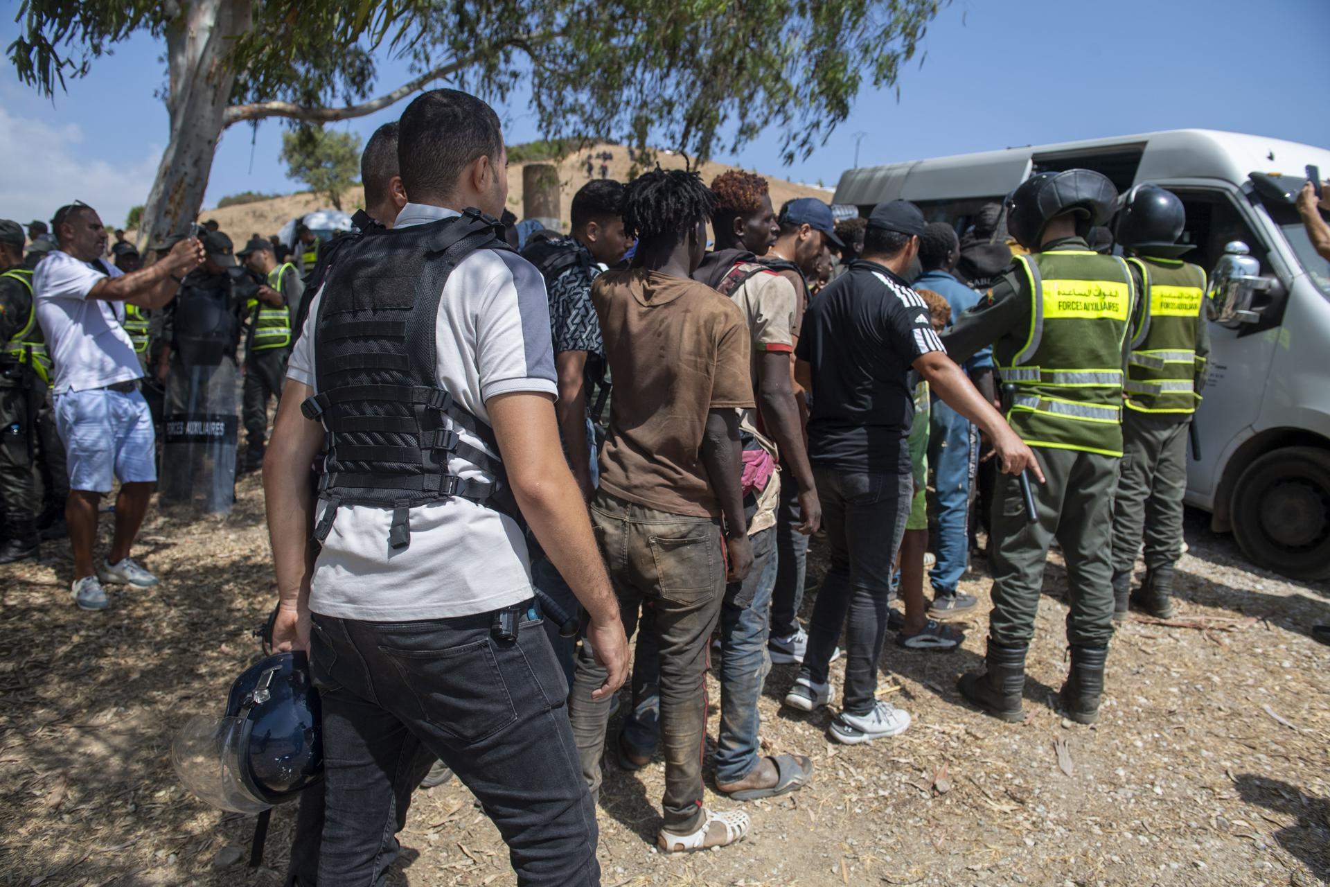 El Marroc expulsa EFE i TVE de Fnideq mentre deté un centenar de migrants que volien entrar a Ceuta