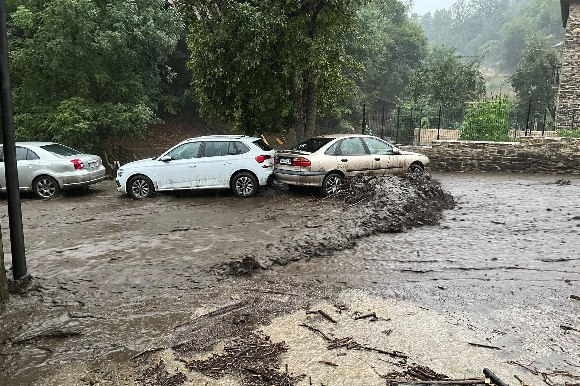 Dues dones moren i dos menors resulten ferits per una riuada a Ponferrada