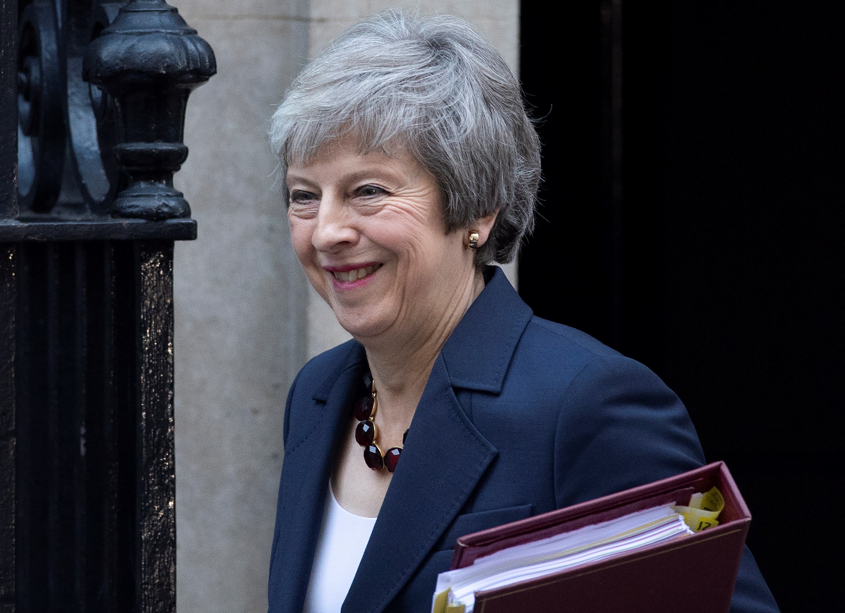 El gobierno británico respalda el acuerdo del Brexit de May