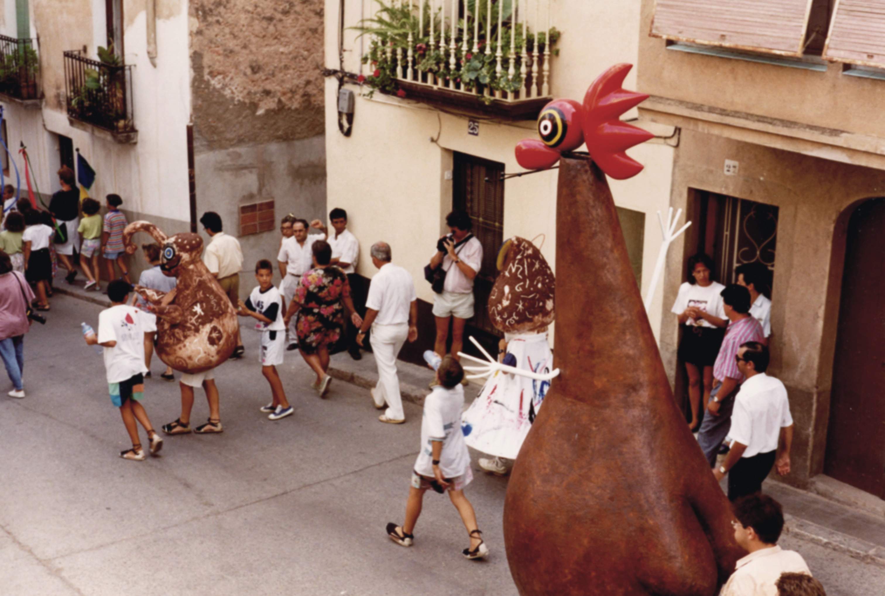 Cercavila amb els Ninots Mironians pels carrers de Mont-roig el 1993. (Cedida) Cercavila amb els Ninots Mironians pels carrers de Mont-roig el 1993. (Cedida)