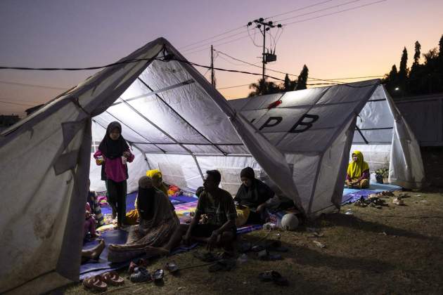 Els evacuats afectats pel terratrèmol s'allotgen en refugis temporals a Maumere / EFE Els evacuats afectats pel terratrèmol s'allotgen en refugis temporals a Maumere / EFE
