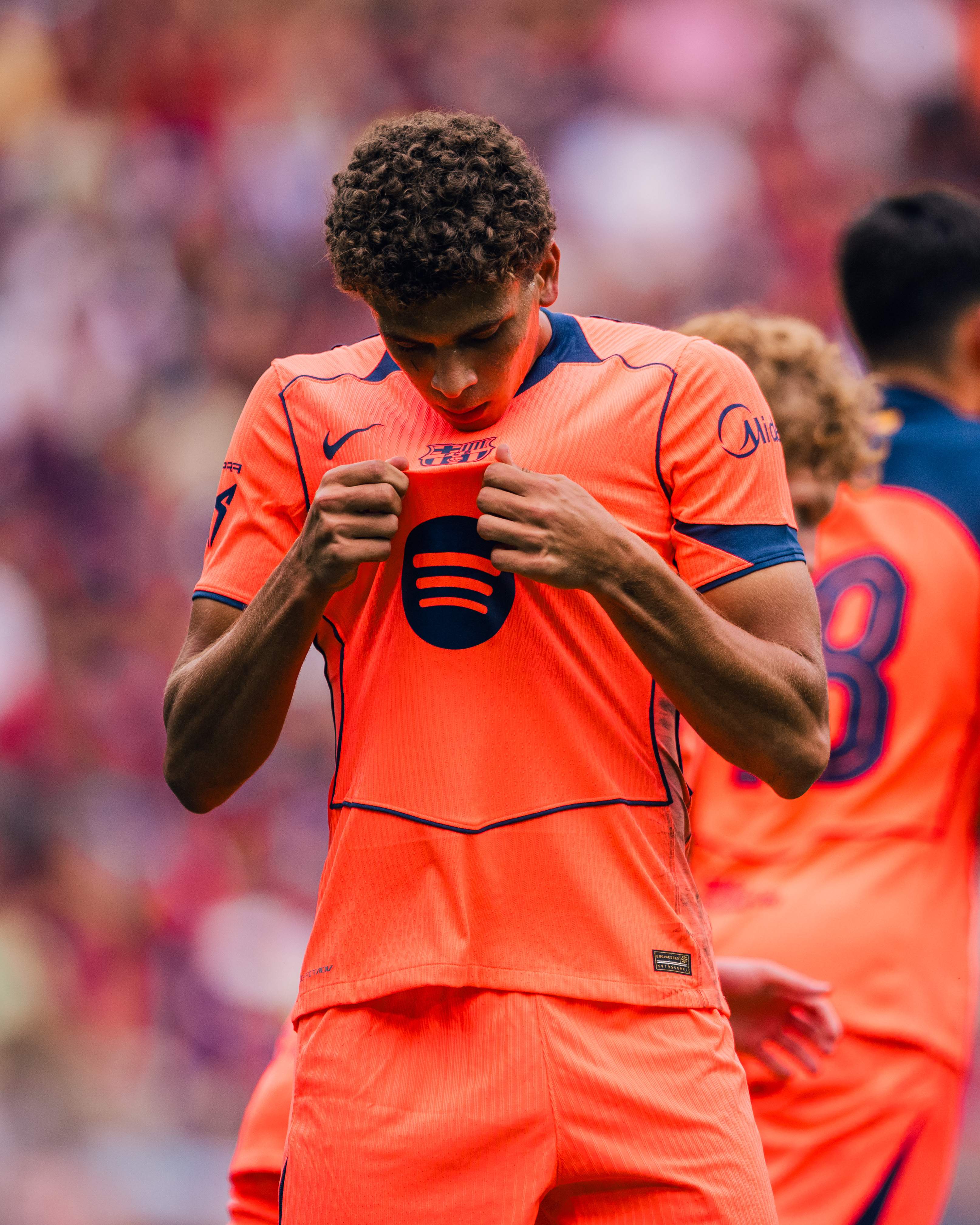 Hamza Abdelkarim tiene un defensor, pero también varios detractores, en el vestuario del Barça