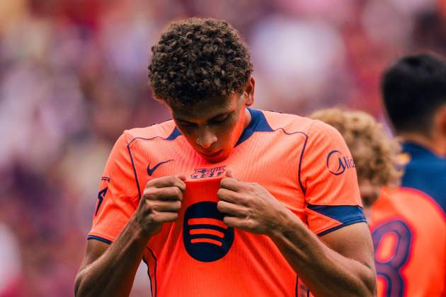 Hamza Bdelkarim besant escut FCB Hamza Bdelkarim besant escut FCB