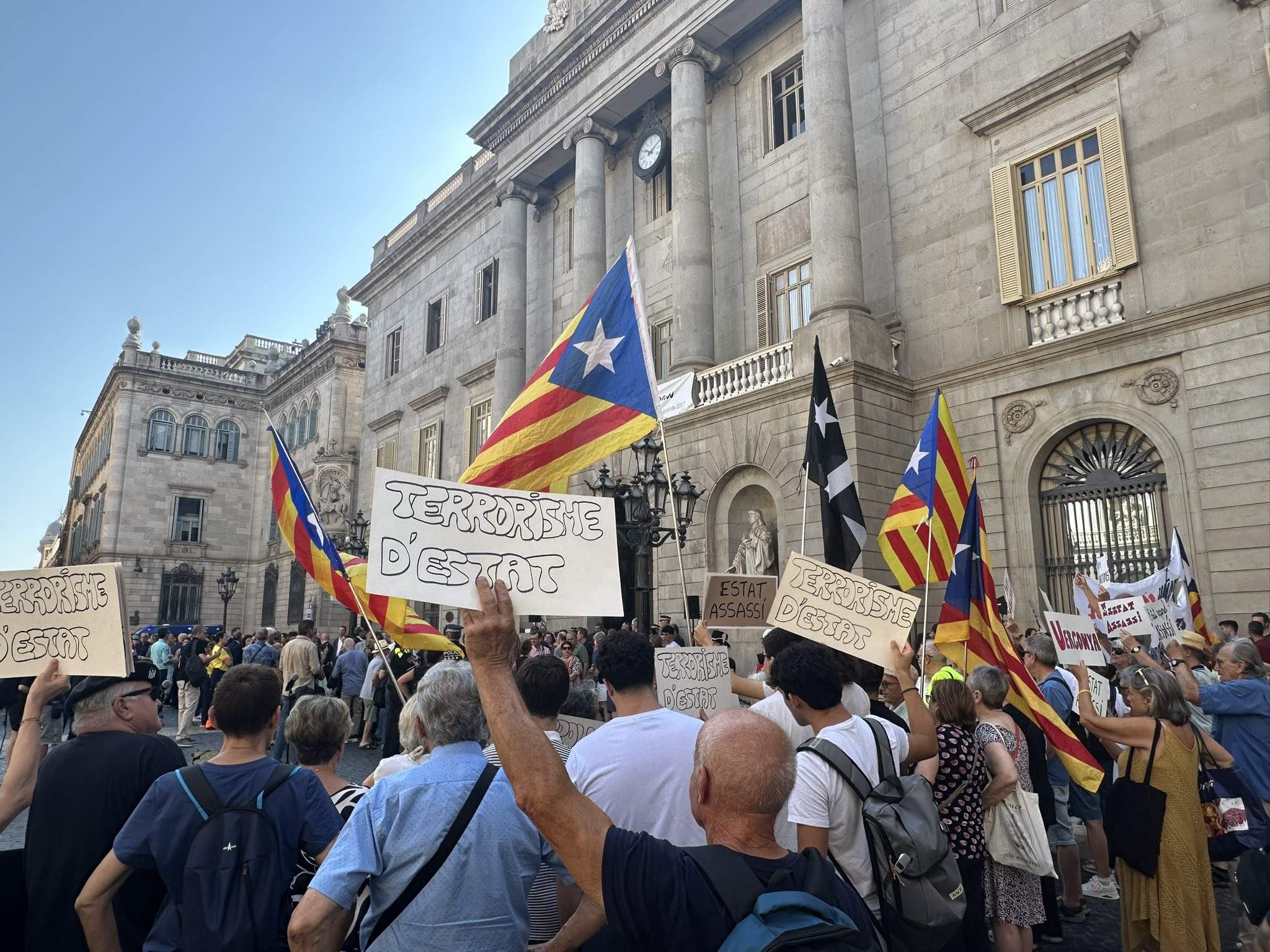 Independentistas protestan en el acto en recuerdo del 17A para exigir "la verdad" y se encaran con Vox