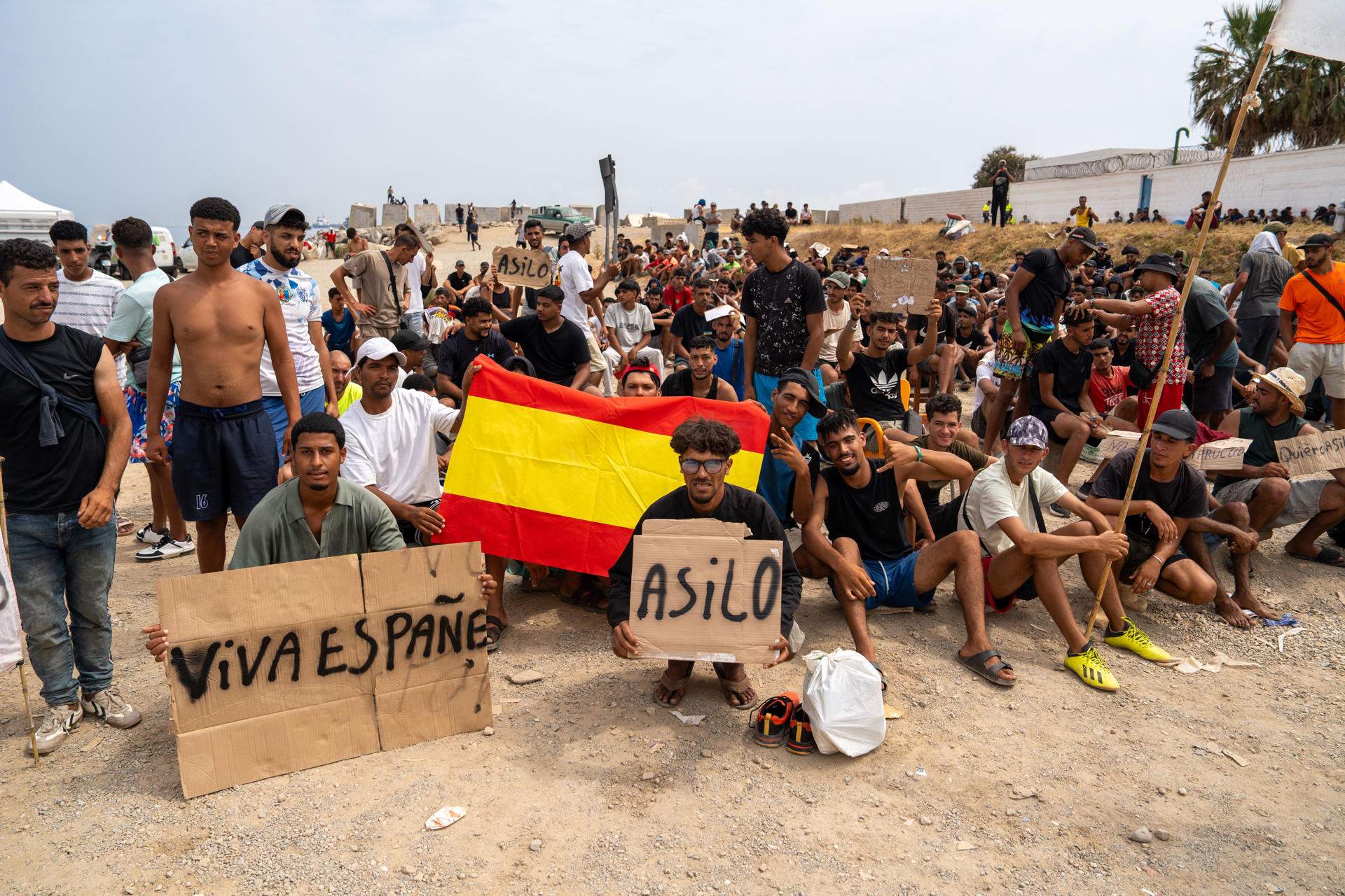 El govern espanyol respon a les crítiques per la crisi als carrers de Ceuta amb 1.500 places temporals