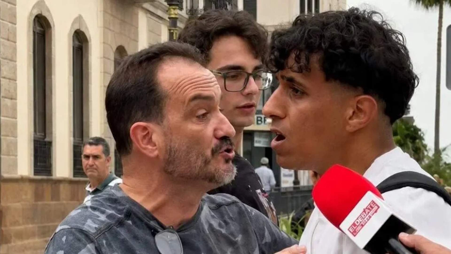 VÍDEO | Un veí de Ceuta agredeix un periodista pensant-se que és un immigrant: "Que soc premsa, imbècil"