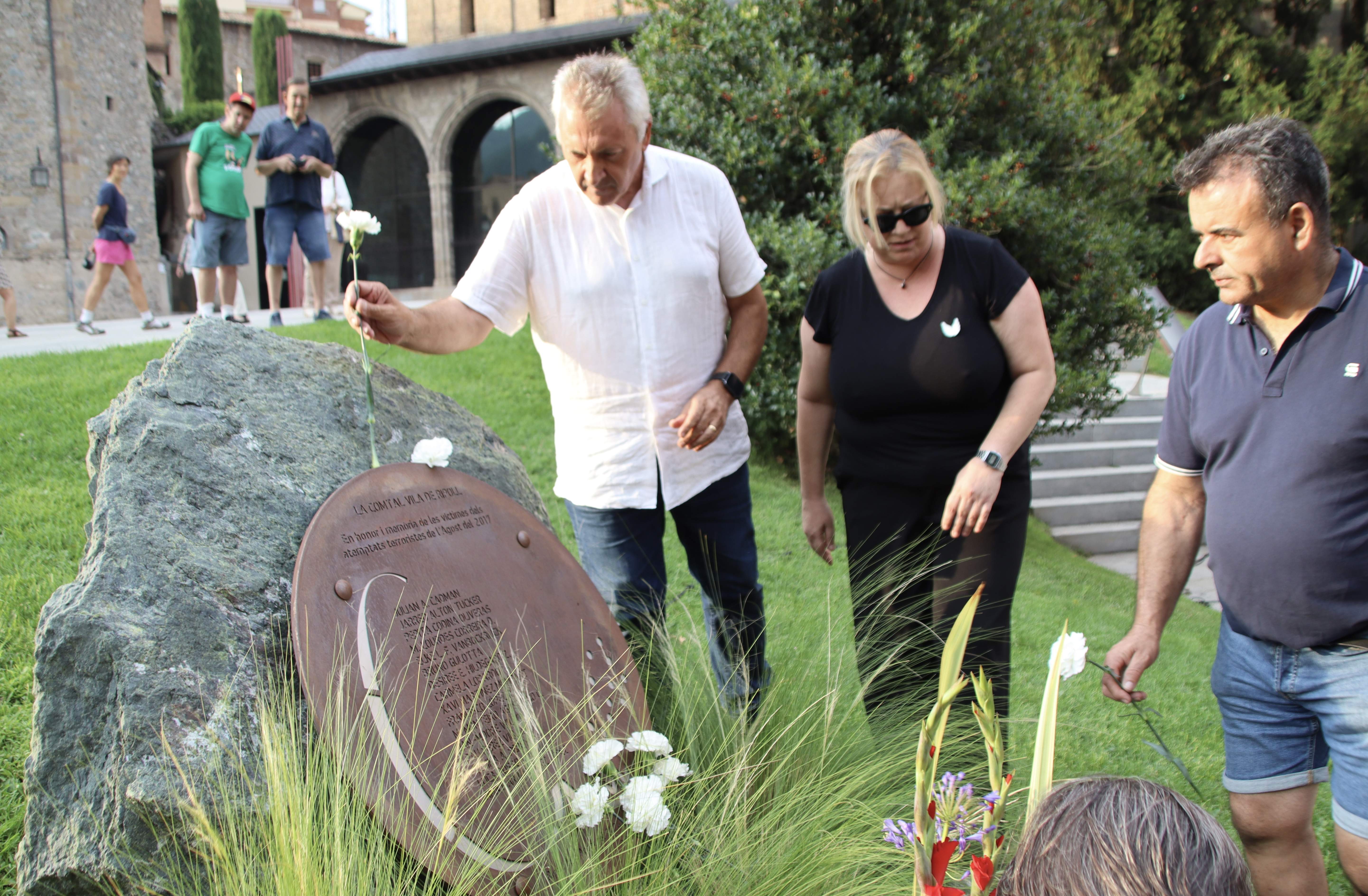 Ripoll també homenatja les víctimes del 17A nou anys després, on supervivents demanen "saber la veritat"