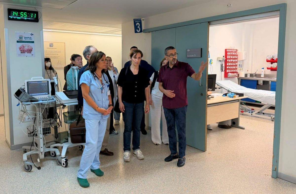 Mónica García acude al grupo hospitalario Quirónsalud de Ceuta mientras lo critica en Madrid