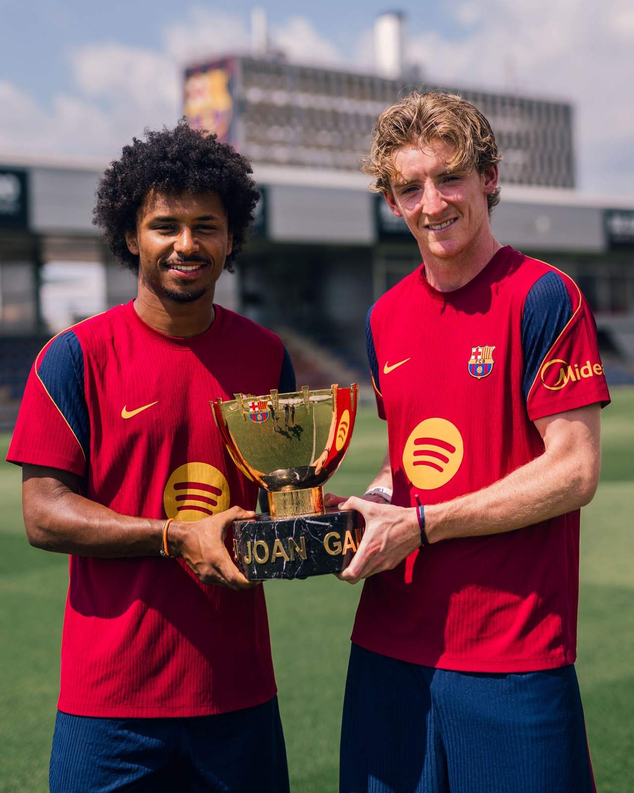 Anthony Gordon il·lusiona: "Espero tornar l'estima a l'afició amb molts gols i molts trofeus"