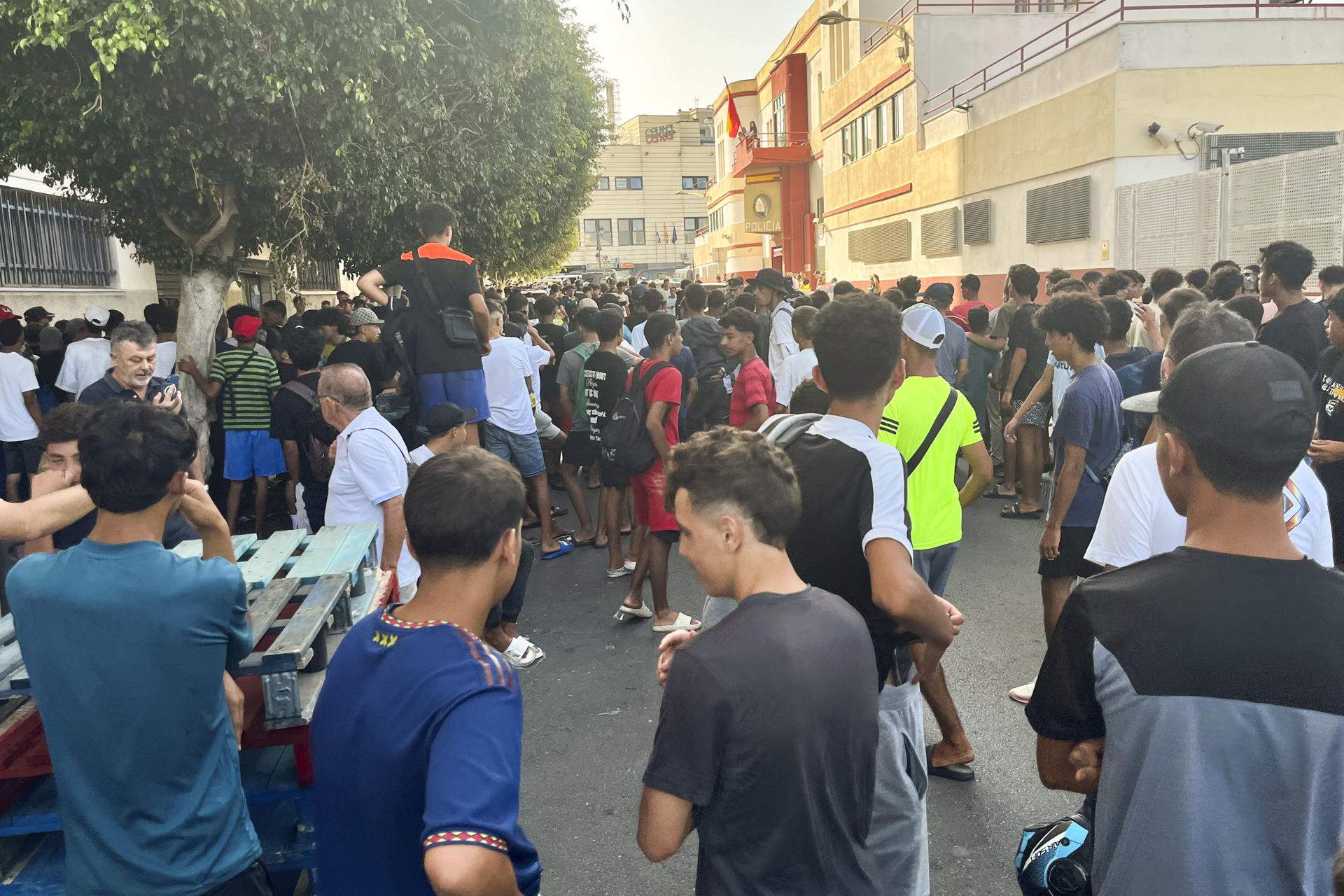El govern espanyol desoeix Brussel·les i ja treballa en el trasllat de 500 nenes migrants a la Península
