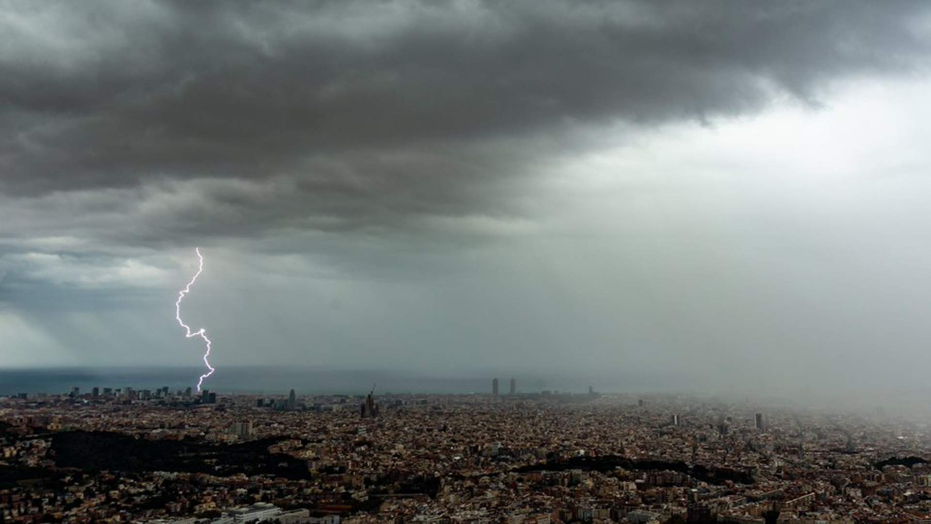 Llega un cambio radical de tiempo a Catalunya con lluvia fuerte en Barcelona