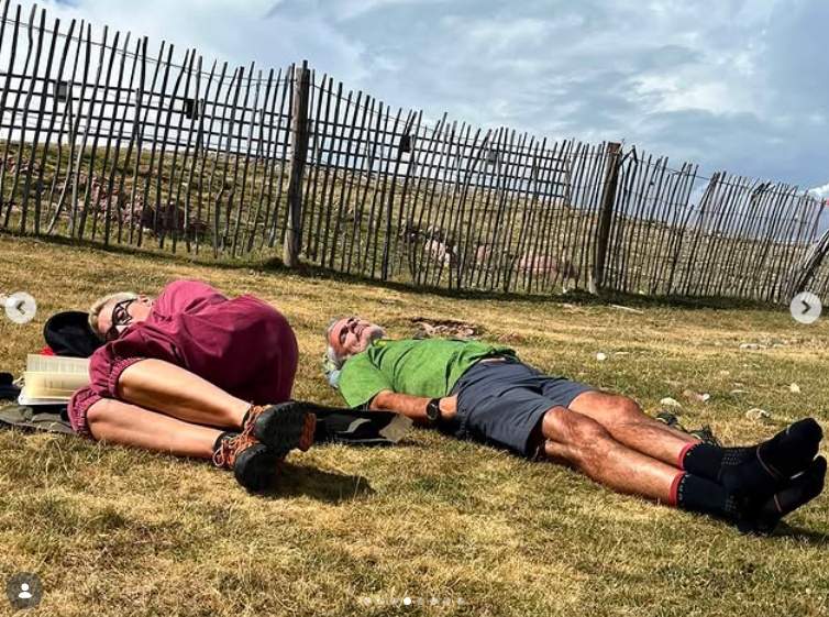 Judit Mascó i Eduard Vicente, migdiada al prat, Ig