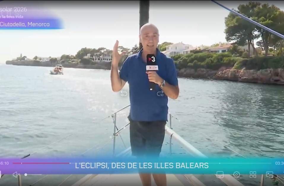 Molina amb polo i bermudes a la proa d'una barca, TV3