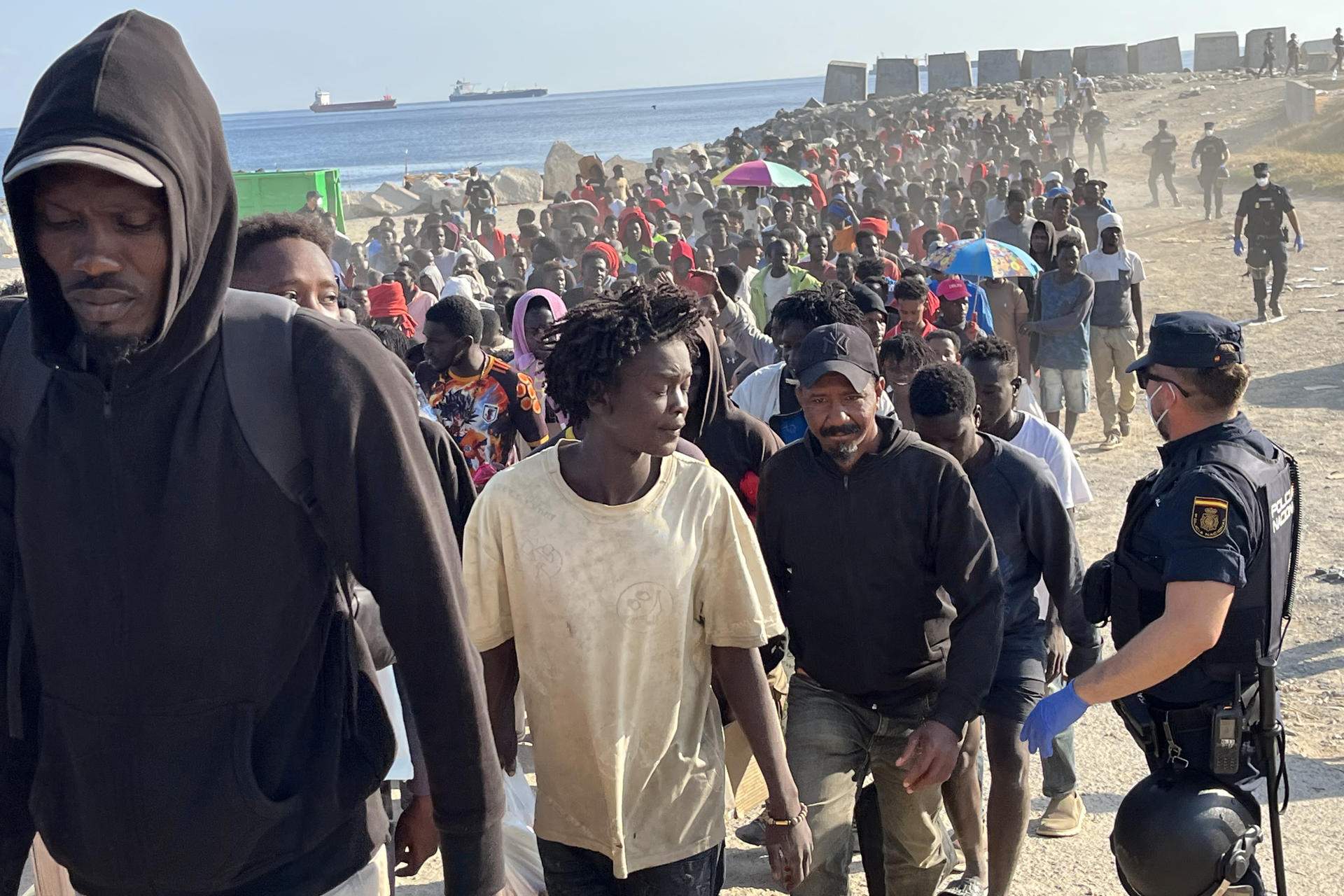 Desallotjat El Trampolín: el govern espanyol trasllada 1.800 migrants a dos espais habilitats a Ceuta