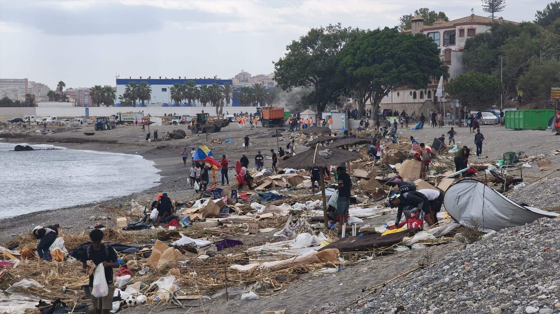 Unos 500 migrantes regresan a la playa del Trampolín de Ceuta después de haber sido evacuados esta mañana