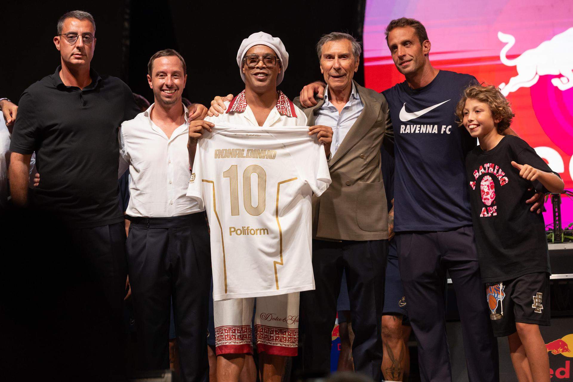 Ronaldinho torna al futbol amb 46 anys: aquest és el seu sorprenent nou equip