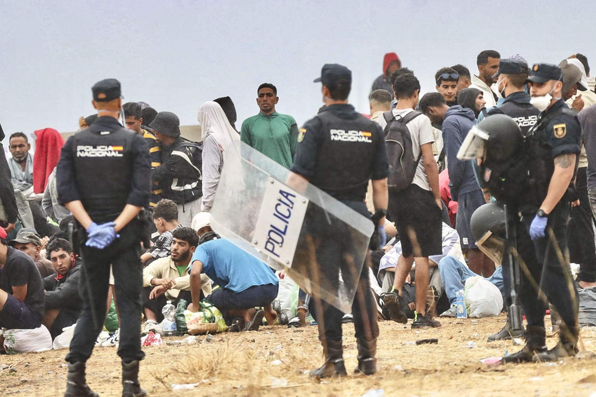 Tornen a desallotjar El Trampolín després que més de mil migrants hi hagin tornat a passar la nit