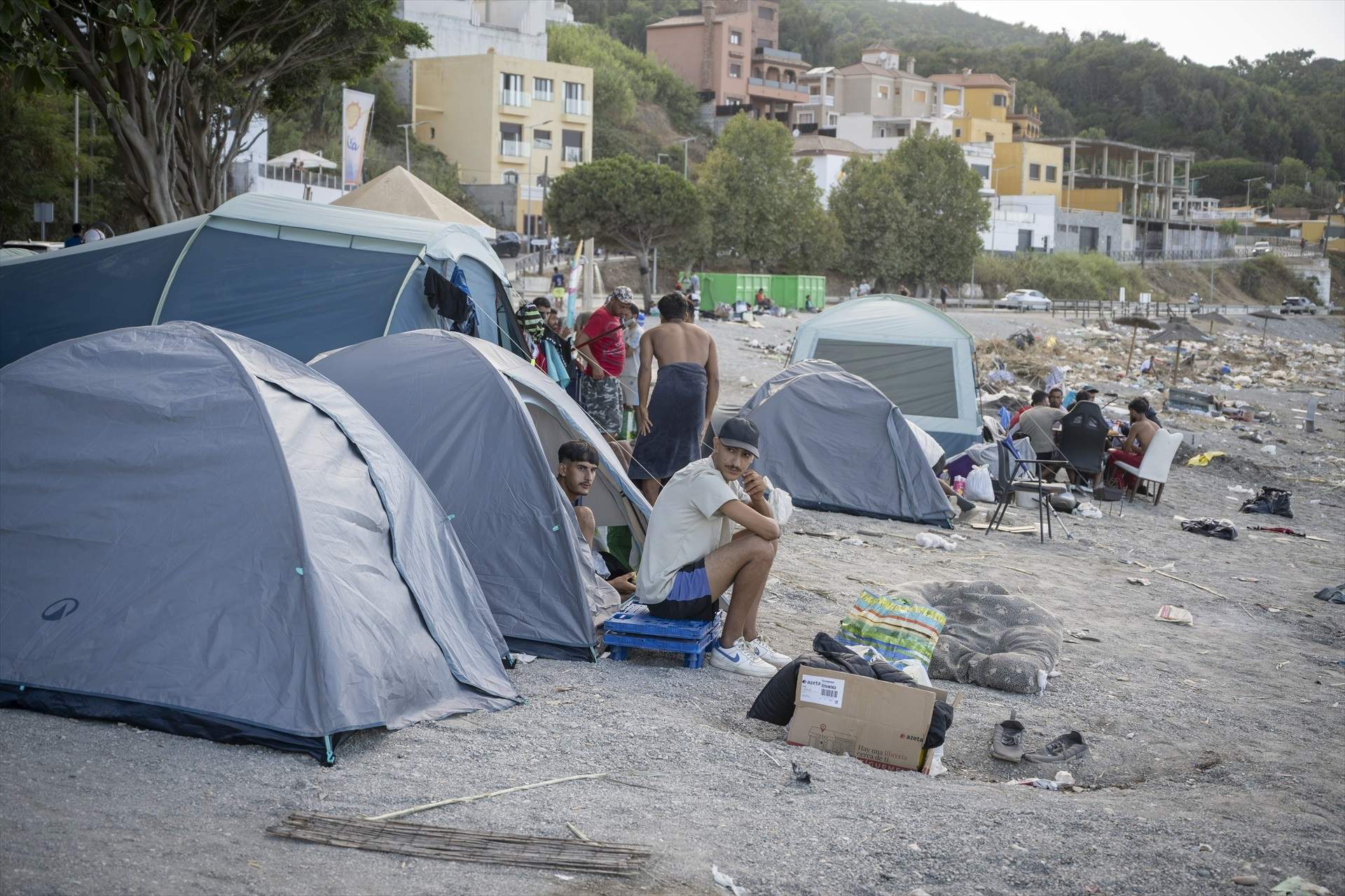 Policia i migrants a Ceuta: el joc del gat i el ratolí a la platja d'El Trampolín