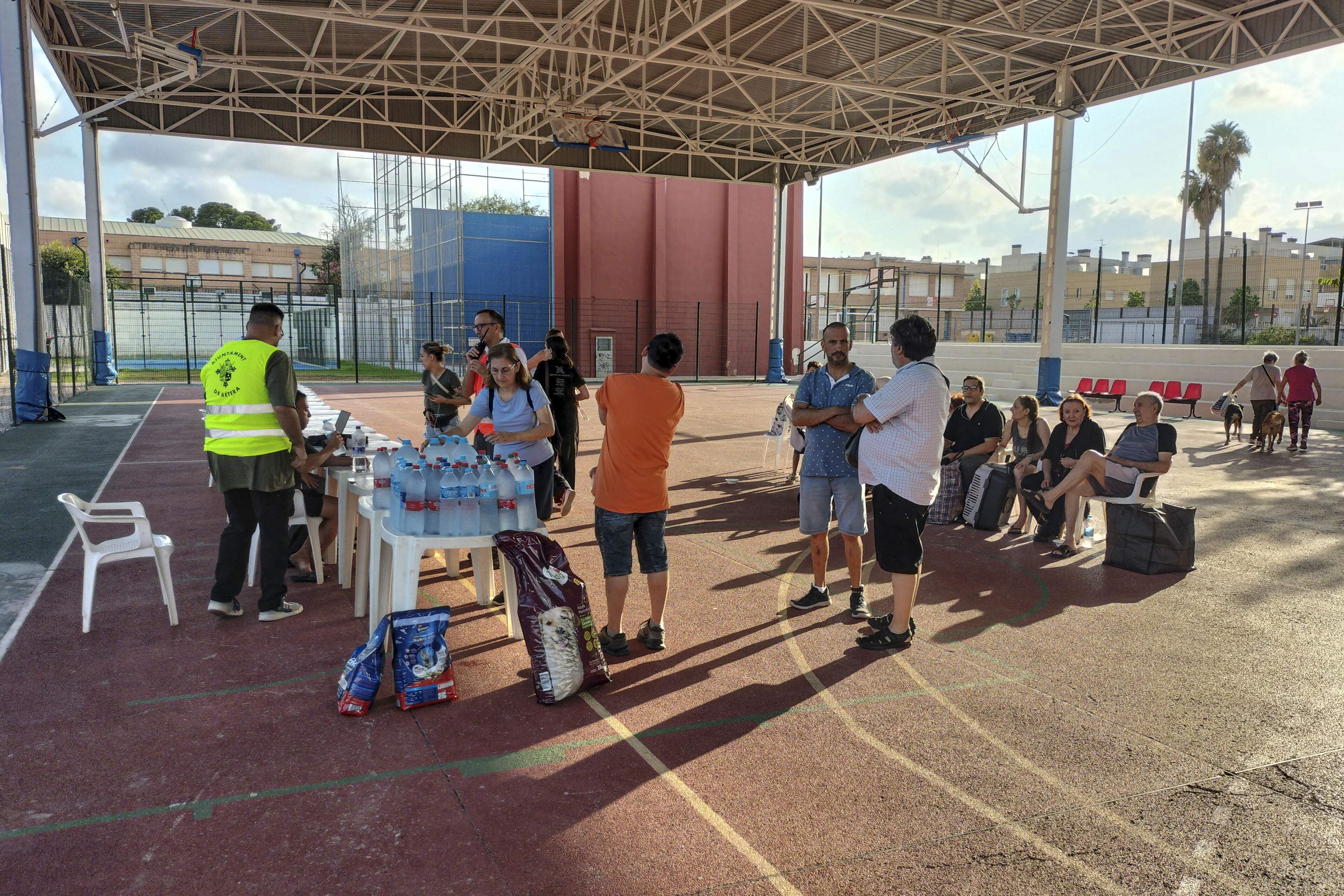 Un millar de personas evacuadas en el País Valencià por un incendio en Segorbe