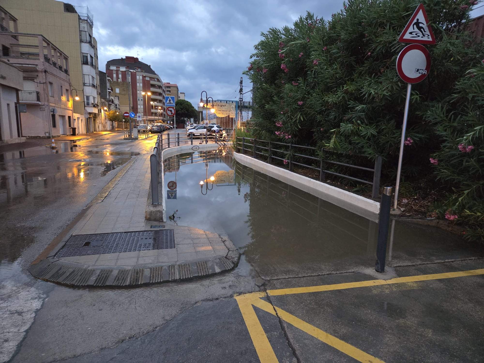 Carrers inundats, vies tallades i trens afectats a Tarragona i el Baix Penedès per les pluges torrencials