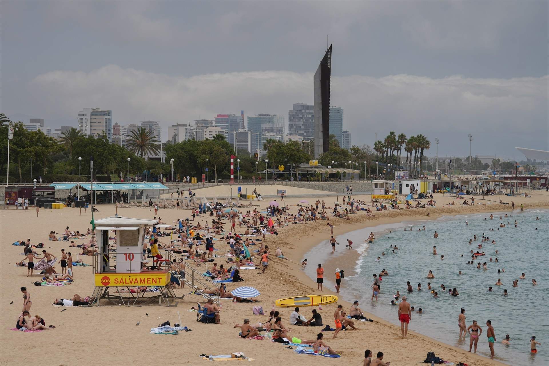 Per què cada nit hi ha tendes a les platges de Barcelona?