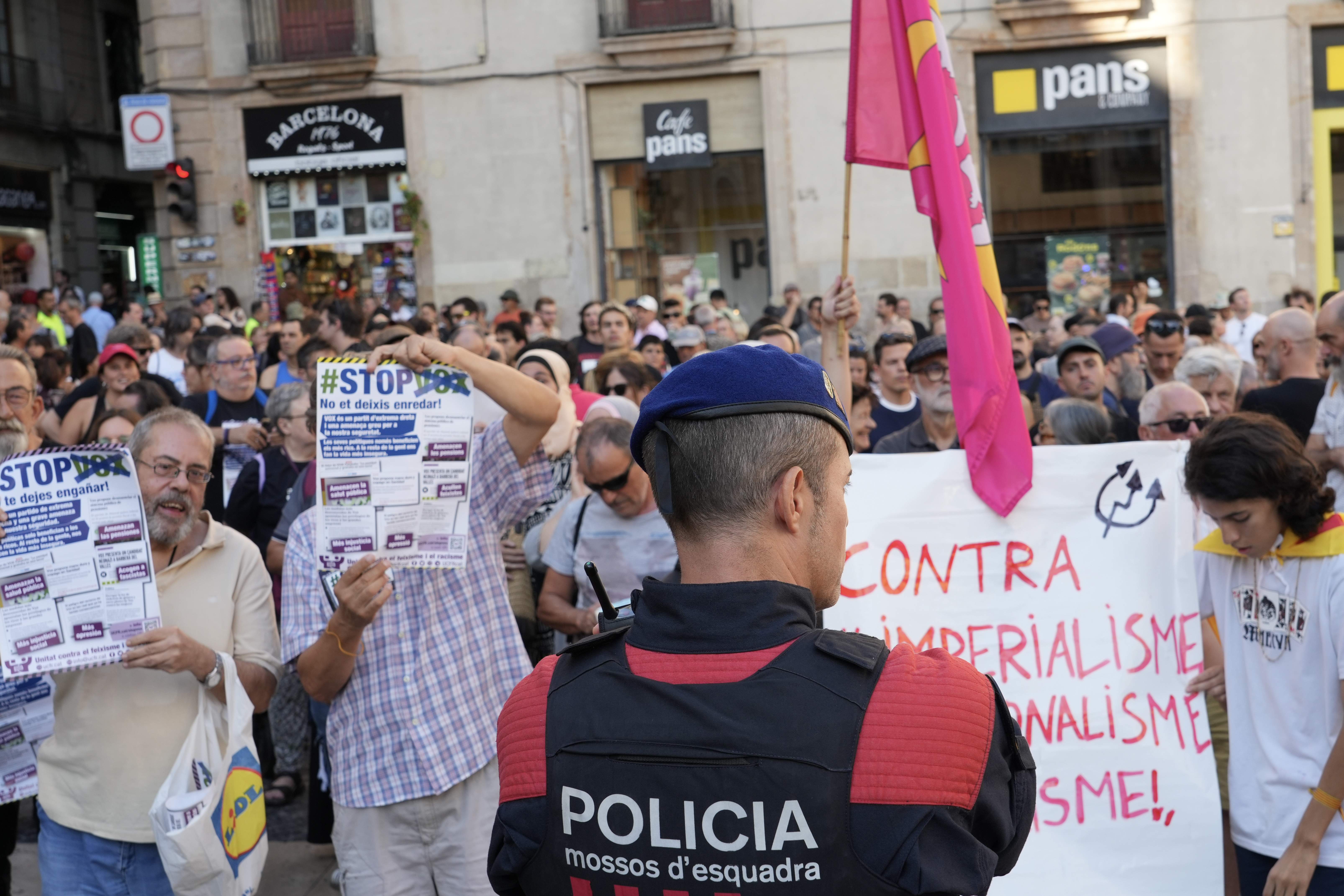 Un centenar d'antifeixistes es concentren a la plaça Sant Jaume en contra de l'acte de Save Europe