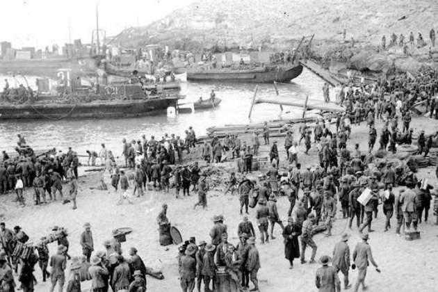 Desembarcament espanyol a l'inici de la II Guerra d'Àfrica (1924). Font: Biblioteca Nacional d'Espanya Desembarcament espanyol a l'inici de la II Guerra d'Àfrica (1924). Font: Biblioteca Nacional d'Espanya