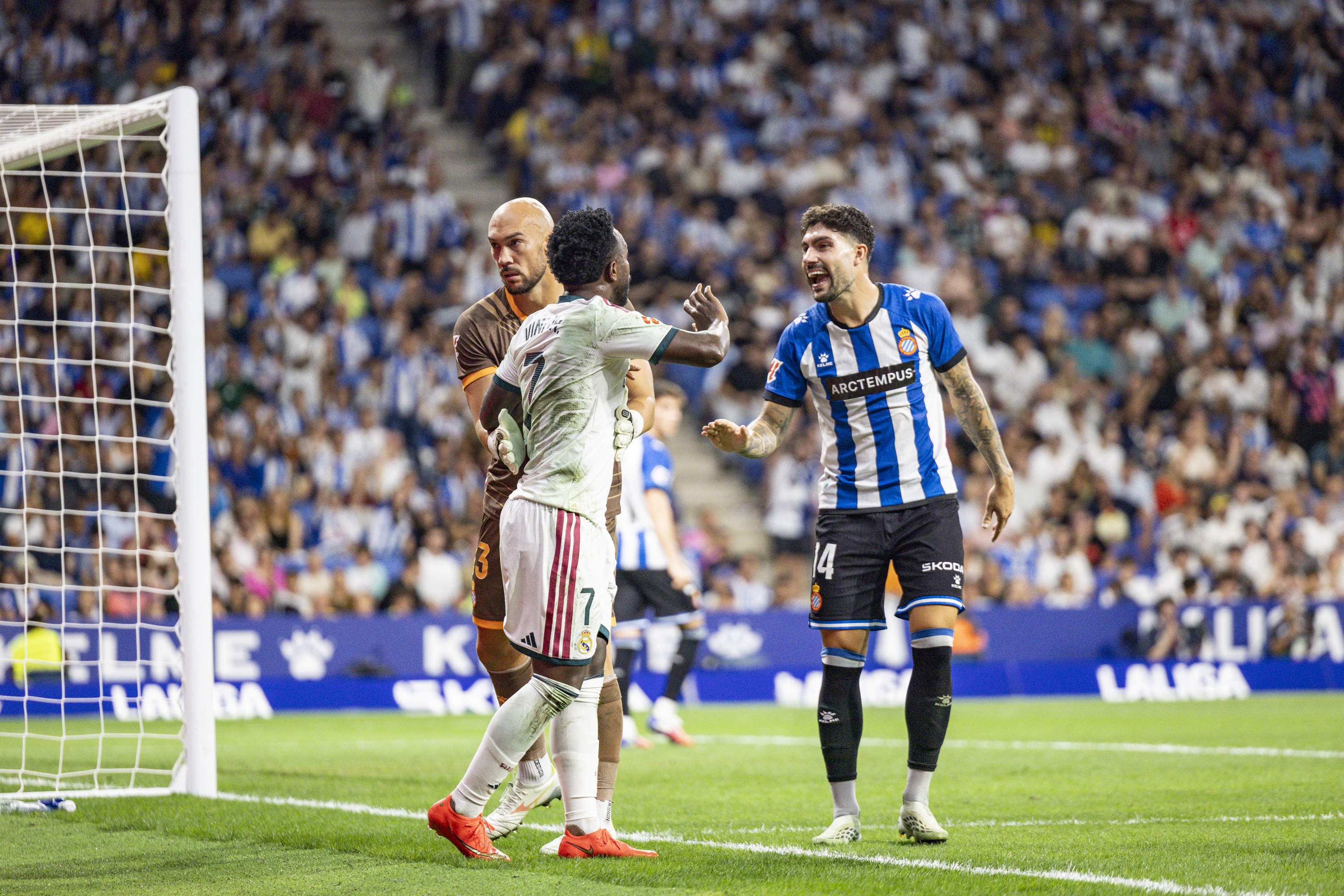 L'Espanyol dispara contra Vinícius i l'àrbitre amb un missatge que incendia les xarxes socials