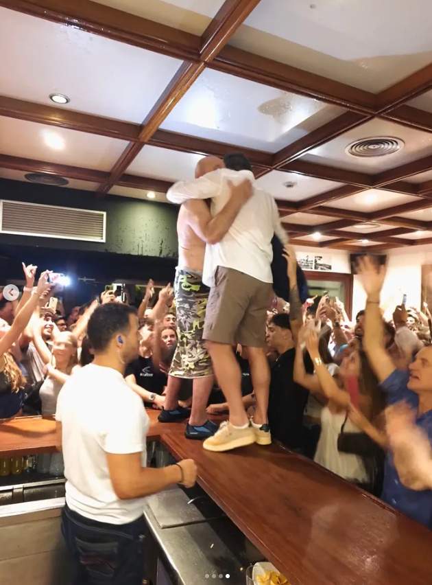 Sandro i Rambo, abraçats i el públic l'aclama, Ig