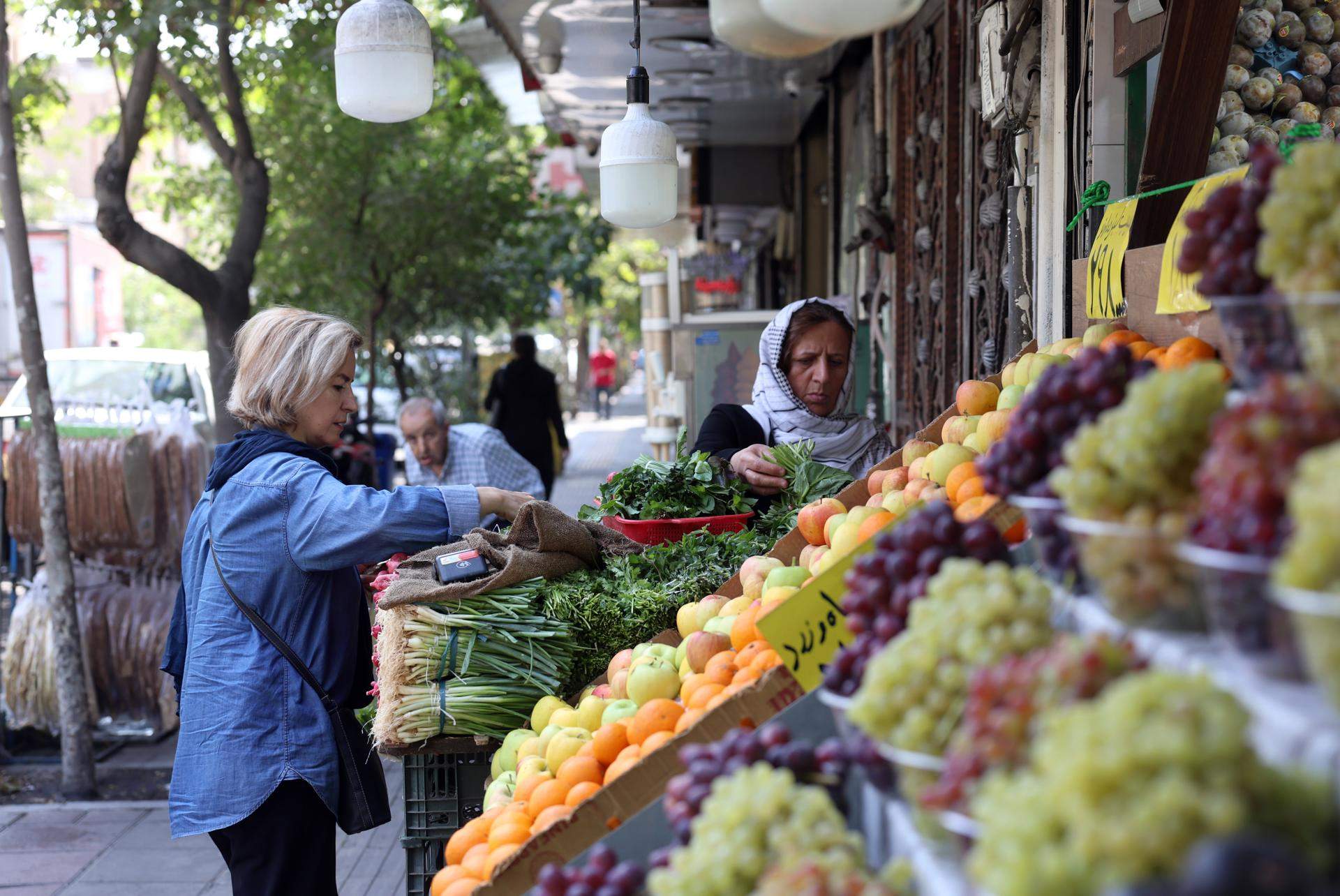 Irán reconoce tener "muchos problemas", pero asegura que podrá hacer frente al "día D económico" de Trump