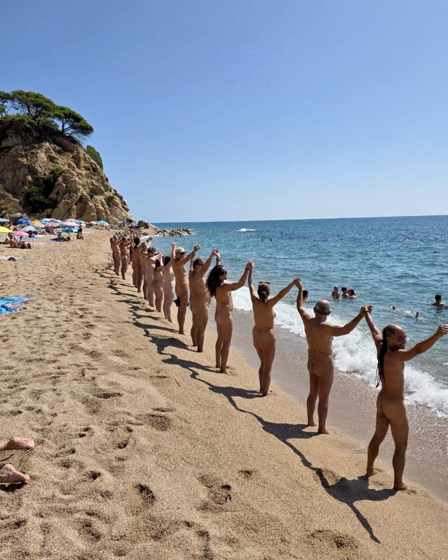Cadena nudista a Calella per reivindicar la tradició naturista del litoral català