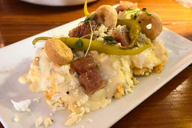 Ensaladilla russa amb sardina i maionesa fumadadel Celler La Llosa. / Foto: Rosa Molinero Trias Ensaladilla russa amb sardina i maionesa fumadadel Celler La Llosa. / Foto: Rosa Molinero Trias