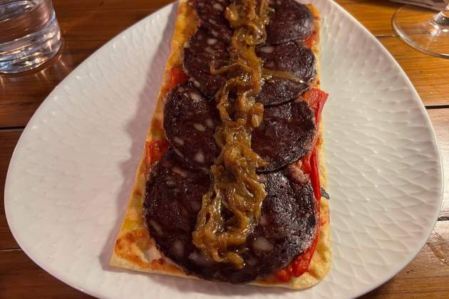 Coca fina amb pebrot del piquillo confitat amb bull negre de Cal Tomàs del Celler La Llosa. / Foto: Rosa Molinero Trias Coca fina amb pebrot del piquillo confitat amb bull negre de Cal Tomàs del Celler La Llosa. / Foto: Rosa Molinero Trias