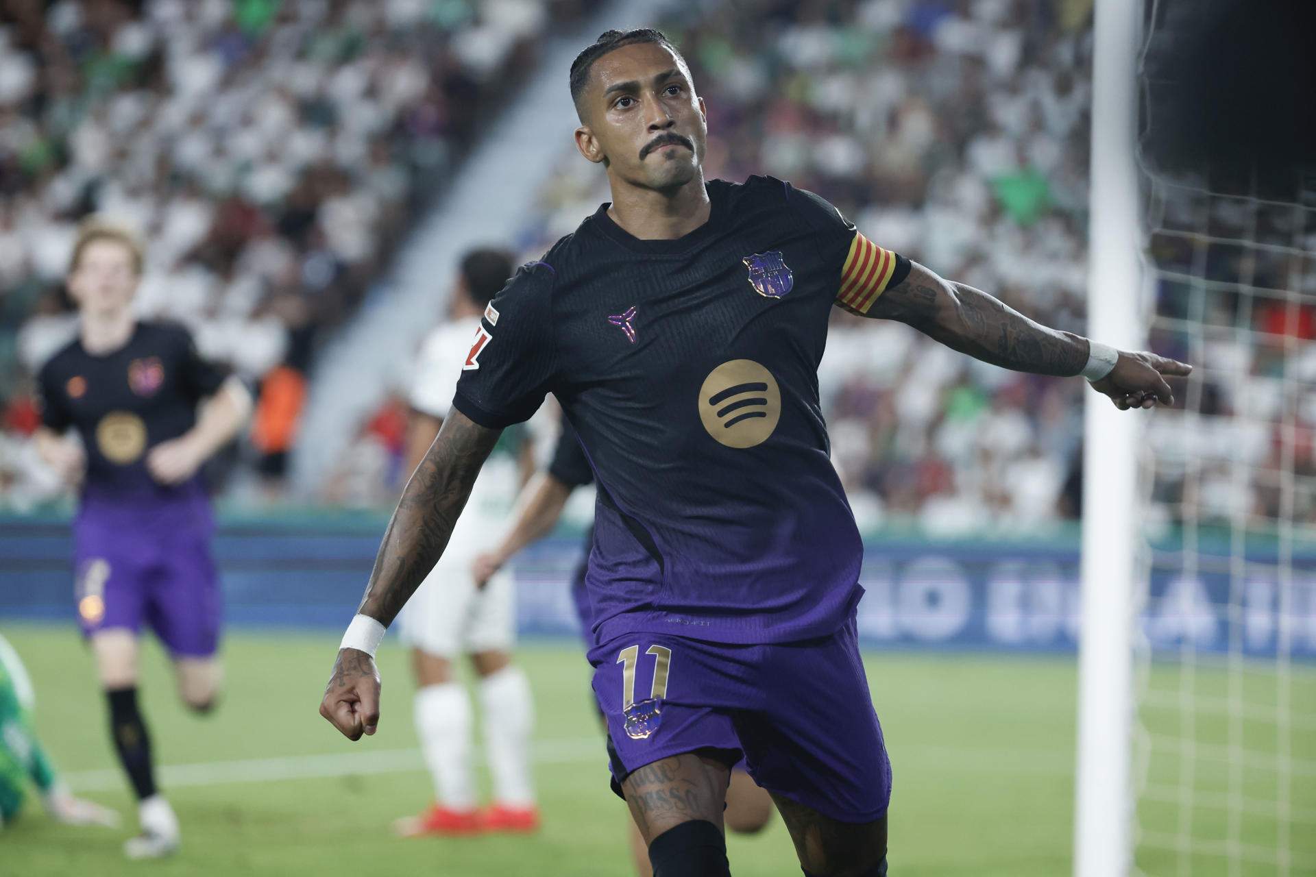 Raphinha, como capitán, obligado a intervenir en la ruptura entre Hansi Flick y medio vestuario del Barça