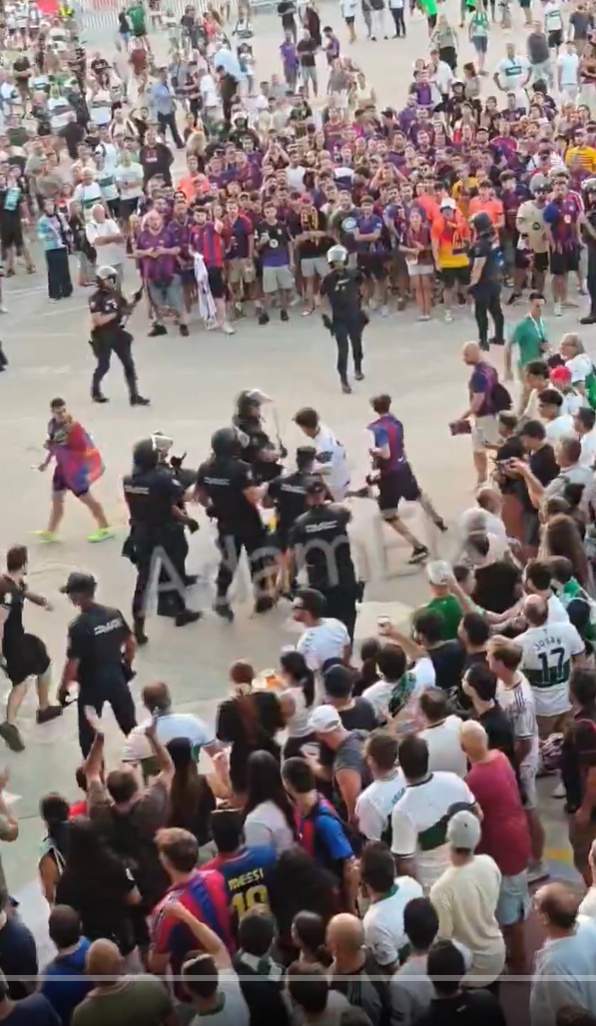 Un grup de policies amb porres contra dos nois amb estelada, XXSS Un grup de policies amb porres contra dos nois amb estelada, XXSS