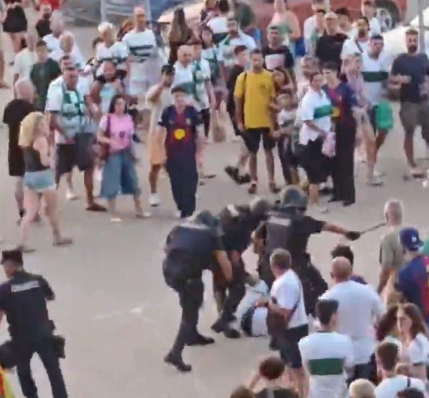La policia espanyola investigarà l'agressió a un aficionat del Barça a Elx per dur una estelada