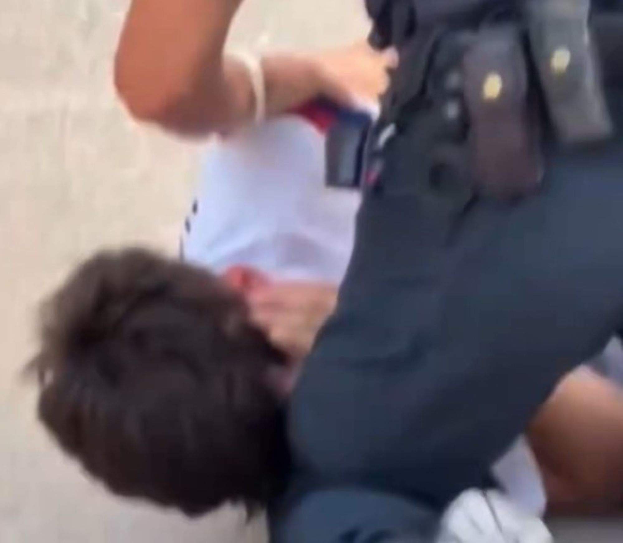 Més imatges de la brutalitat policial espanyola contra un independentista del Barça a Elx | VÍDEO