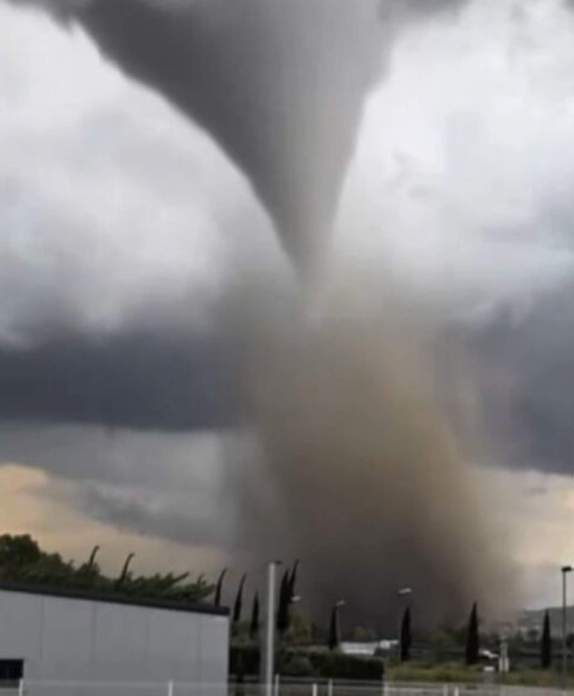 Tornado catastròfic prop de Carcassona: uns 40 ferits i 300 habitatges destrossats | VÍDEOS